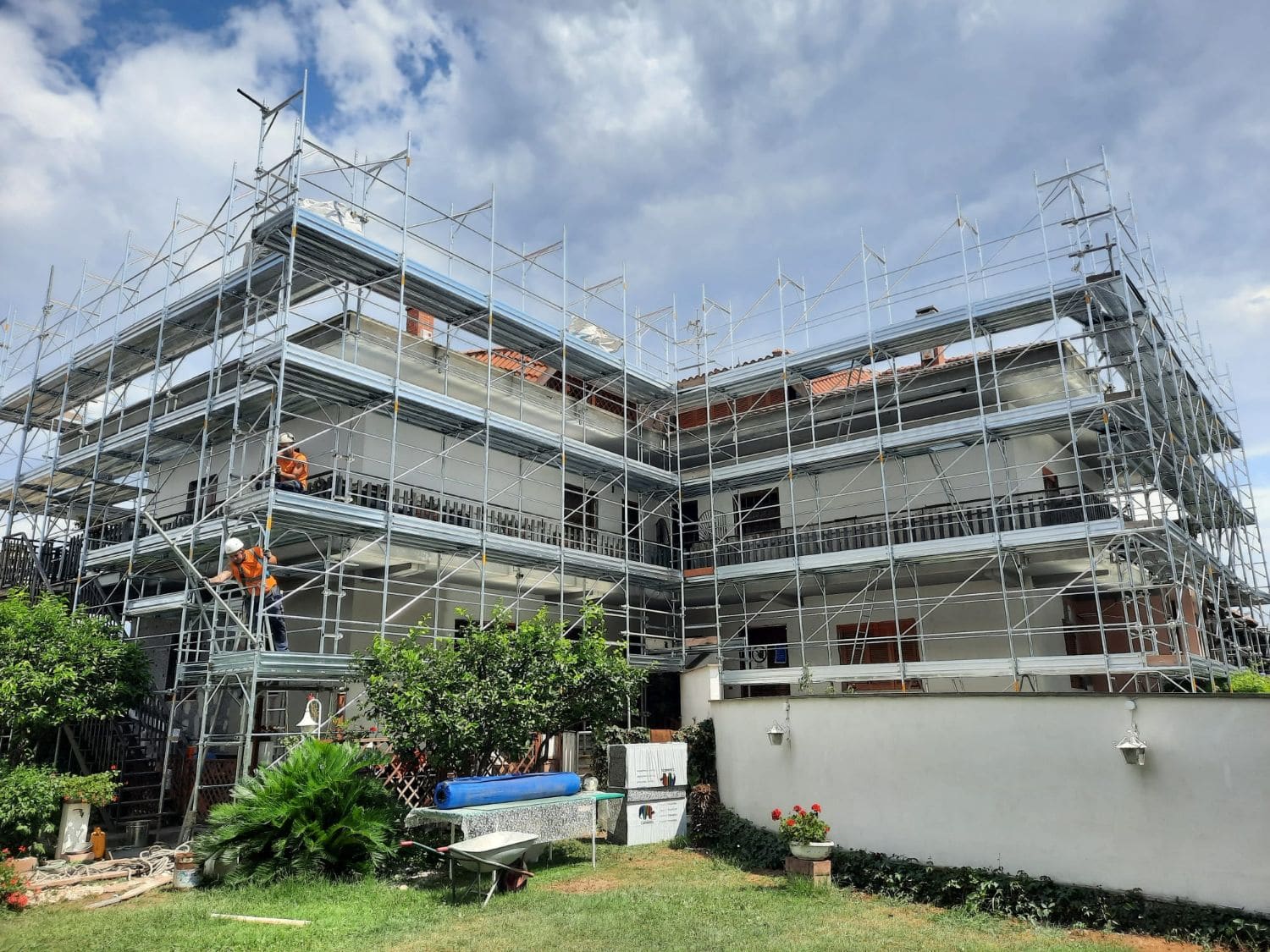 Ponteggio montato sulla facciata di un condominio durante i lavori