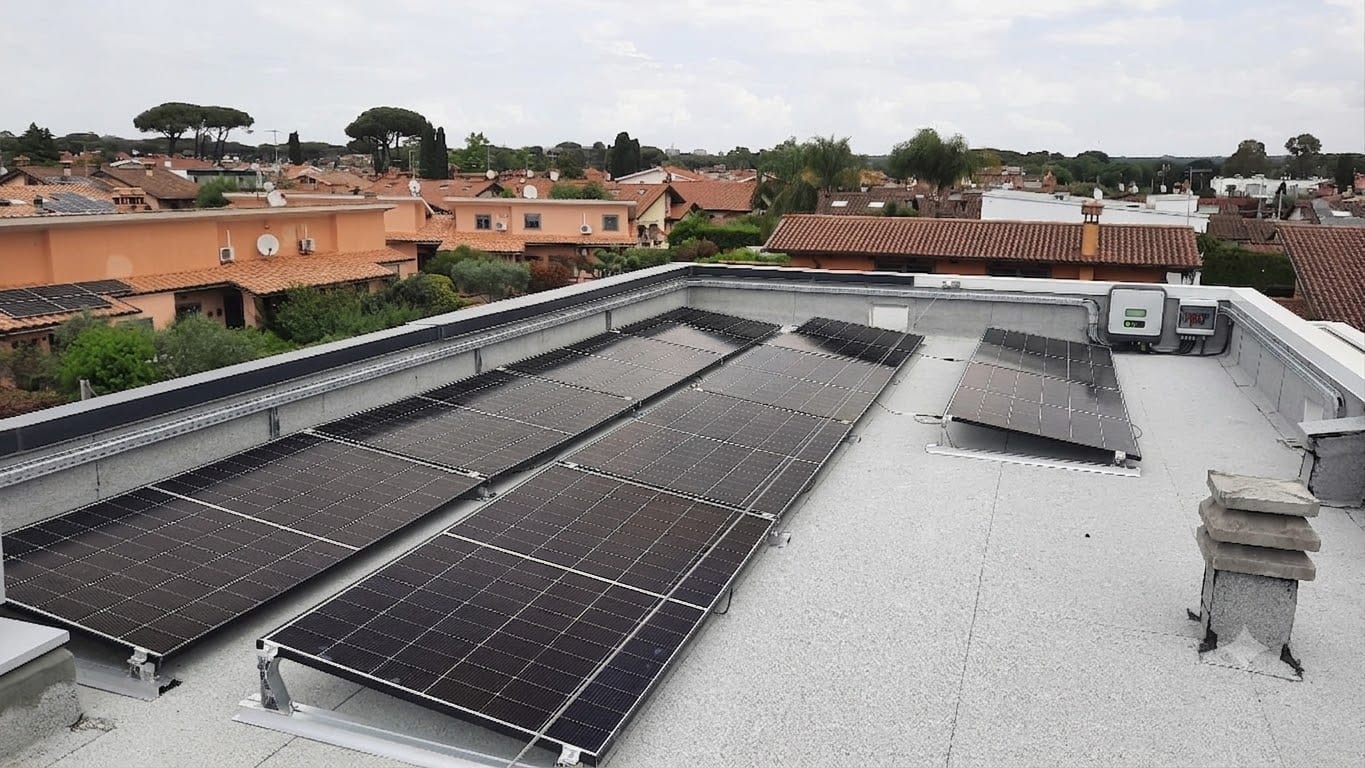 Impianto fotovoltaico su tetto piano con inverter installato