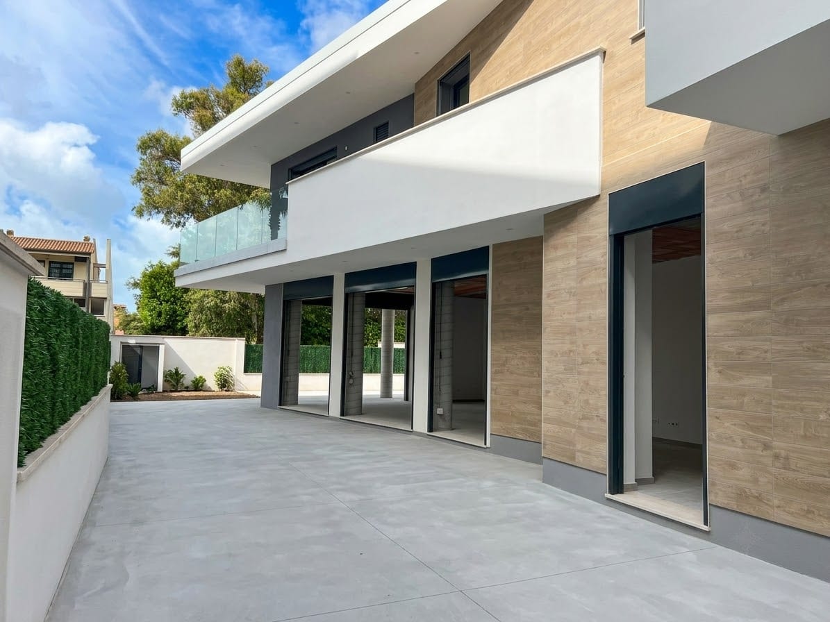Villa con facciata in gres effetto legno, portico e terrazza con parapetto in vetro